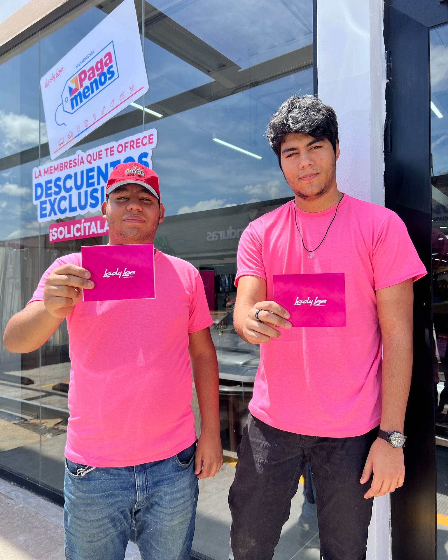 Dos personas con tarjetas¡